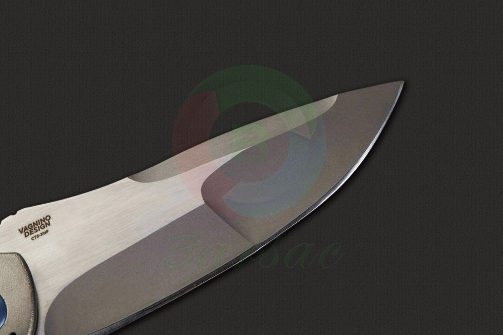 俄罗斯Olamic Cutlery永恒刀具这款作品刀身表面采用拉丝工艺处理，而刃腹和假刃部分则采用雾面喷砂工艺处理