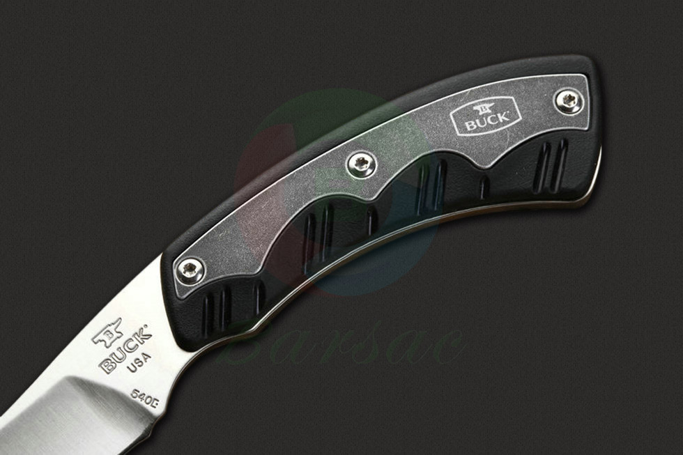 buck巴克刀具都是终身保修的，它的刃材使用美洲改造的不锈钢，高碳，高铬，使它的硬度保持在57-58HRC，并保持锋利的刀刃