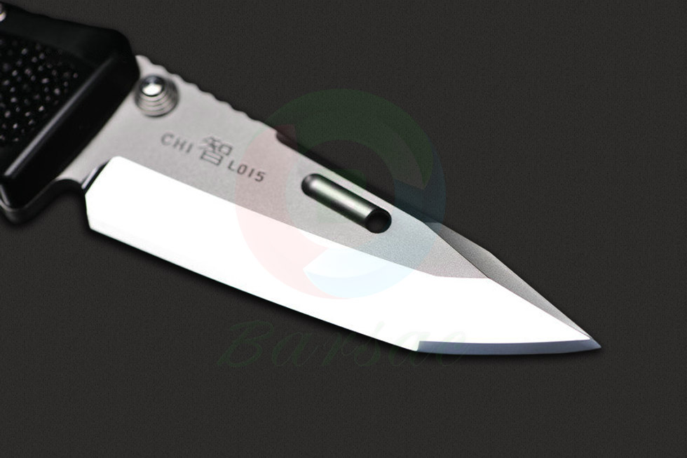 ROCKSTEAD花田洋这款折刀采用几何刀头、锐利刀尖和刀背假刃设计让这款作品在进行突刺和贯穿时有着可怕表现