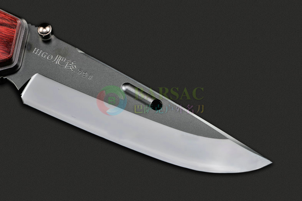 ROCKSTEAD花田洋这款肥厚 HIGO 刀身采用极为细腻的全手工打磨让刀具刃部也进行镜面抛光，YXR-7是一种高速工具钢，拥有极佳的加工性和保持力度，让刀具拥有远超一般刀具的性能